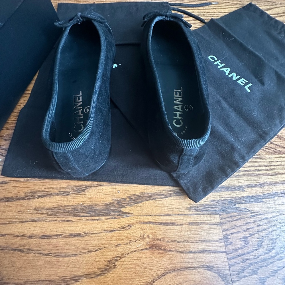 CHANEL Black Flats with Bow Detail - Picture 4 of 9